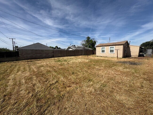 Building Photo - Cozy Hanford Home Available Now!