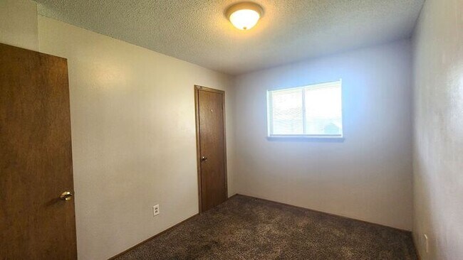 Building Photo - 3 Bed 1 Bath 1 Car Garage in the Leonhardt...
