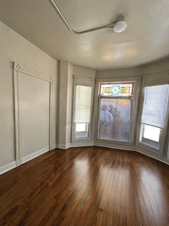 Building Photo - FREE OF SECURITY DEPOSIT 3 bed 1 bath righ...