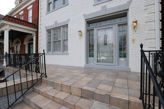 Building Photo - -- AVAILABLE 05/26/2026 -- MUSEUM DISTRICT CHARMER! 2 CAR GARAGE