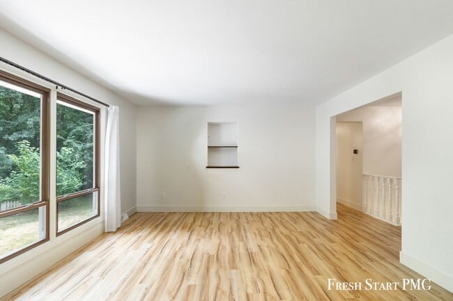 Building Photo - Charming 3-Bedroom Home in Walker – Conven...