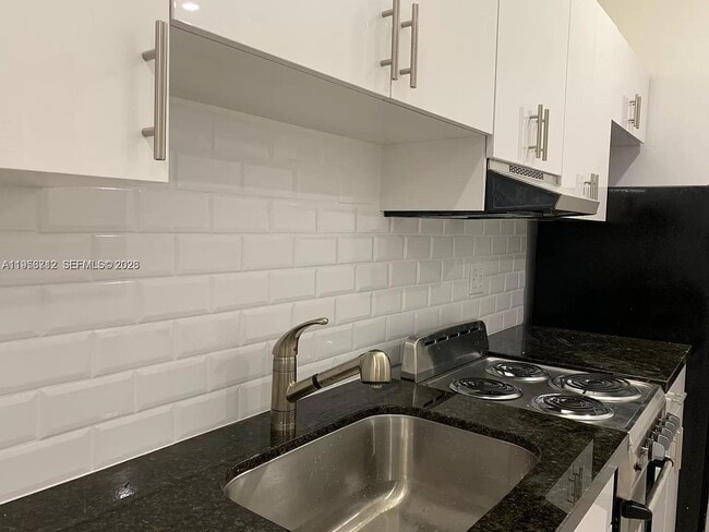 Building Photo - 319 W 28th St