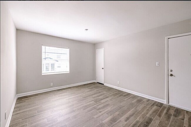 Building Photo - Premium 2 Bedroom Apartment in Atlanta's Upper Westside | First-Floor Home | Reduced Rent + First...