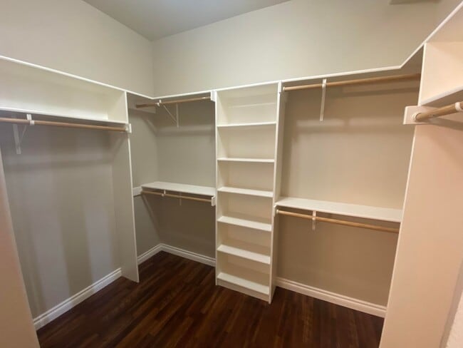 Building Photo - Meticulously well kept 3 bed, 3.5 bath Gov...