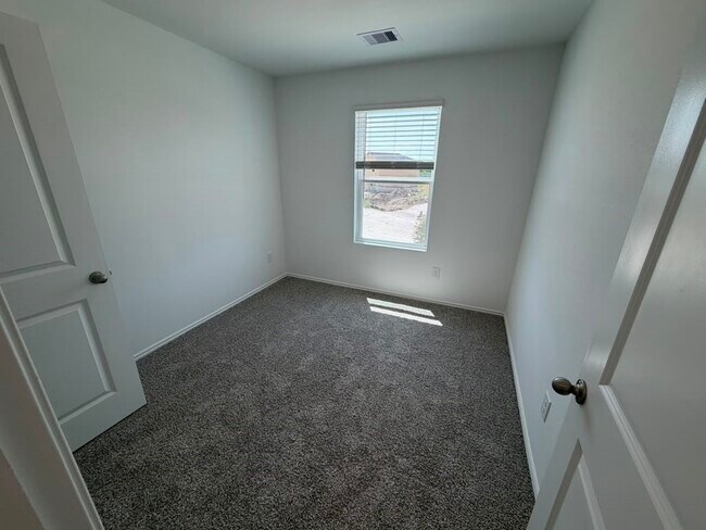 Building Photo - 6003 Pineapple St