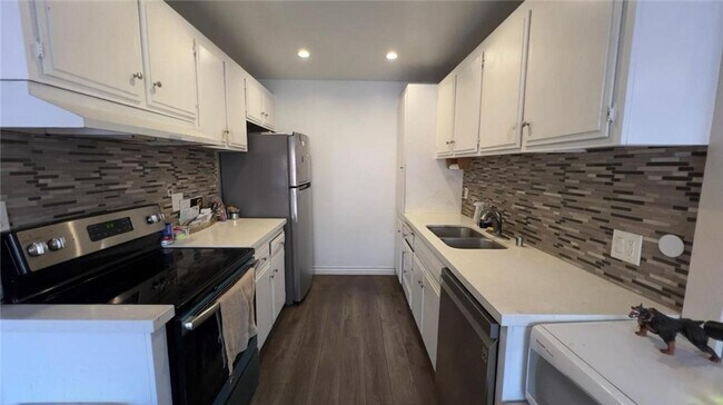 Building Photo - 731 E Fairway Dr