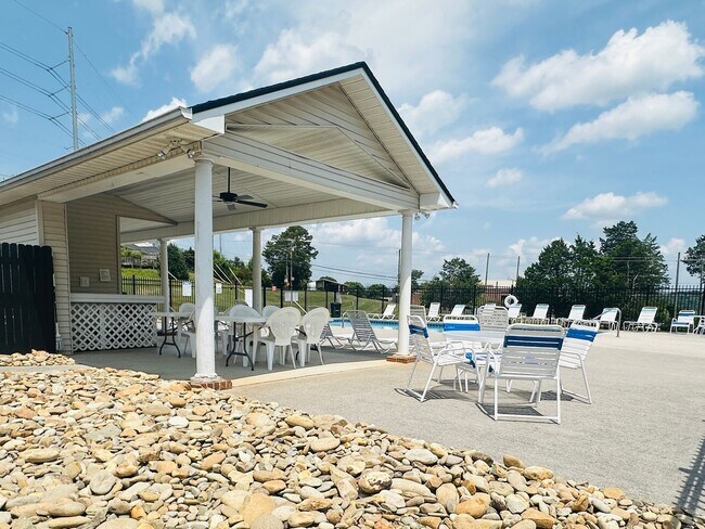 Building Photo - Sun-Drenched Corner Lot Condo – 2 Bedrooms + Office Near Middlebrook Pike