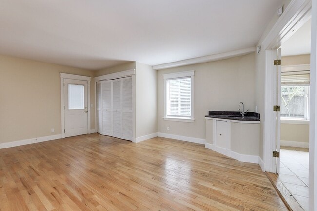 Building Photo - 3 Bed / 2 Bath Woodside home on large lot ...