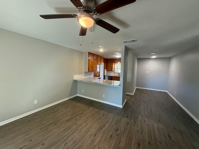 Building Photo - 176 W Sweetbriar Dr