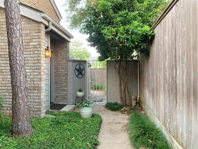 Building Photo - 2601 Augusta Dr