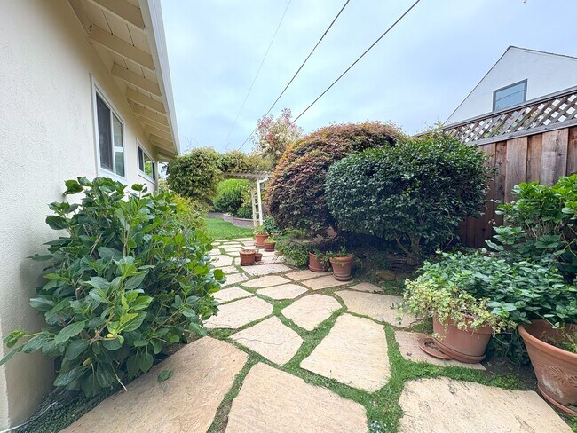 Building Photo - Beautifully Updated 4-Bedroom Home in Prime Mountain View Location!