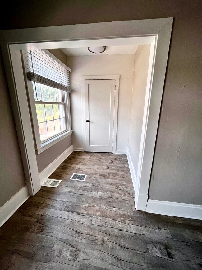 Building Photo - *** Huge 5 Bedroom House *Pet Friendly * Newly Renovated * Large Fenced in Yard * Luxurious Updat...