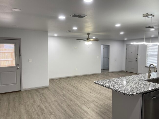 Building Photo - 5610 Kemper St