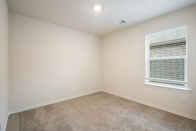 Building Photo - 1324 Stuarts Frst Dr