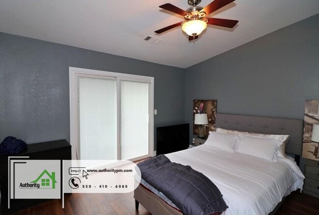 Building Photo - 705 Country Oak Dr