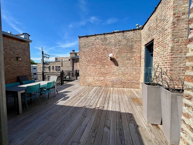 Building Photo - 2702 W Cortland St