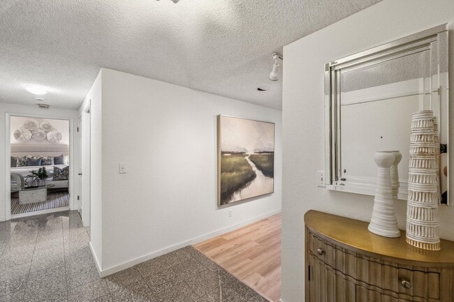 Building Photo - Elegant 2BR Condo with Golf Course Views i...