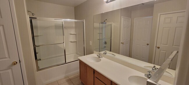 Building Photo - Executive Living Don't Miss Out 4 bdrm