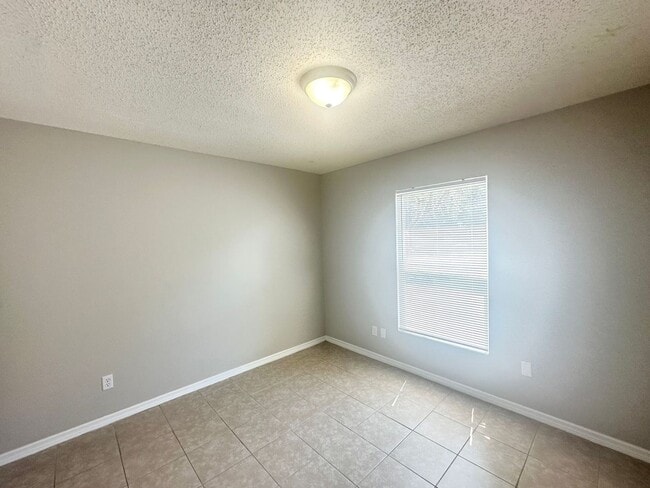 Building Photo - Charming 2-Bedroom Townhome with Bonus Roo...