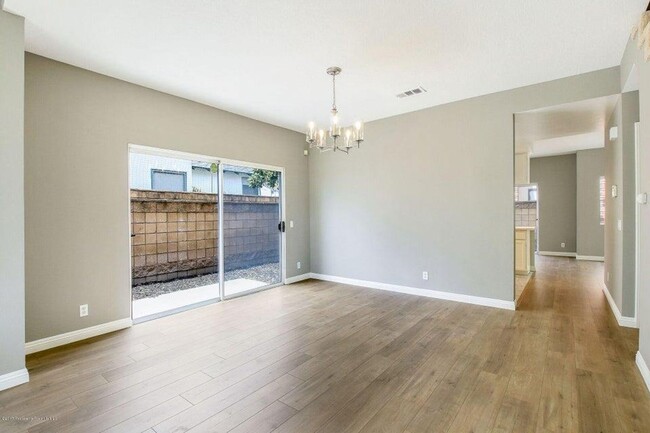 Building Photo - Spacious renovated townhouse in Arcadia fo...