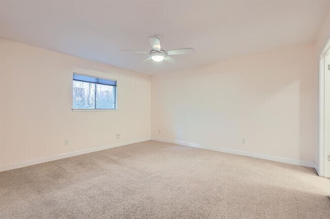 Building Photo - 3004 Maywood Cir