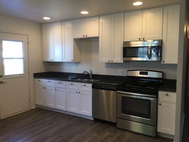 Building Photo - 2 Sweetbriar Ct