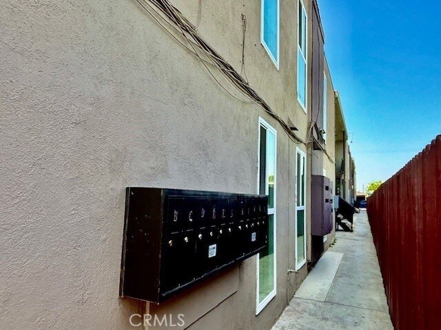 Building Photo - 815 N Rose Ave