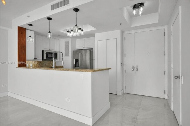 Building Photo - 808 Brickell Key Dr