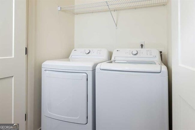 Building Photo - 2023 W Iris Dr SE