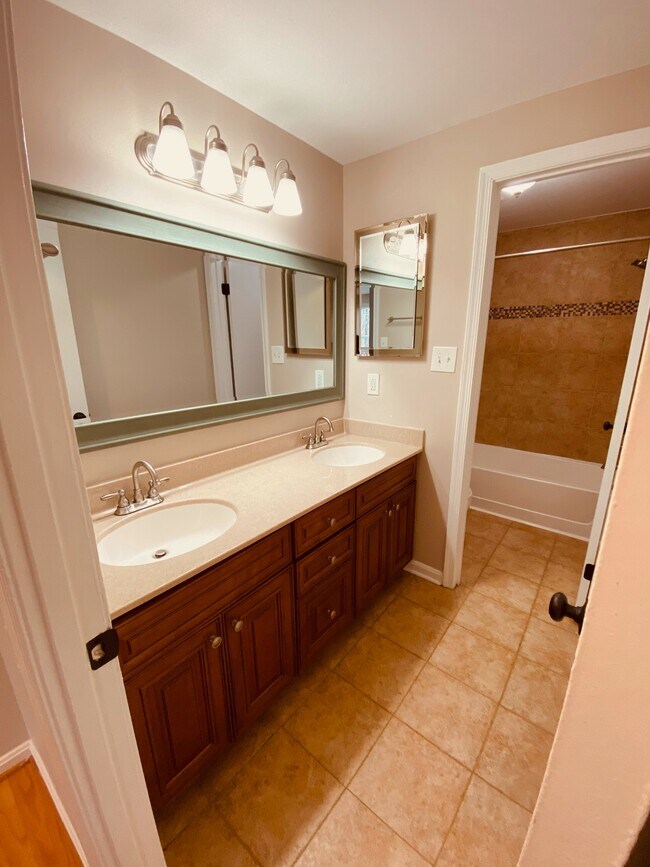 Building Photo - 6215 Cool Valley Ct