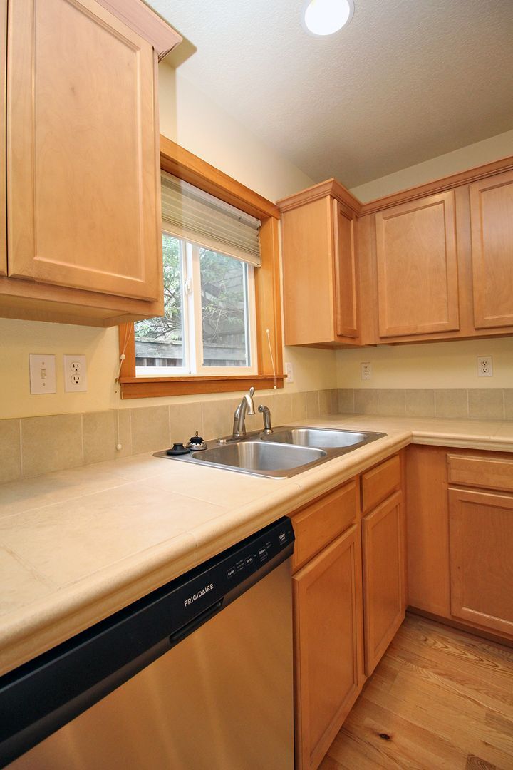 Building Photo - 5612 SE 22nd Ave