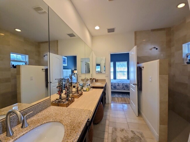 Building Photo - 857 10th Ave S