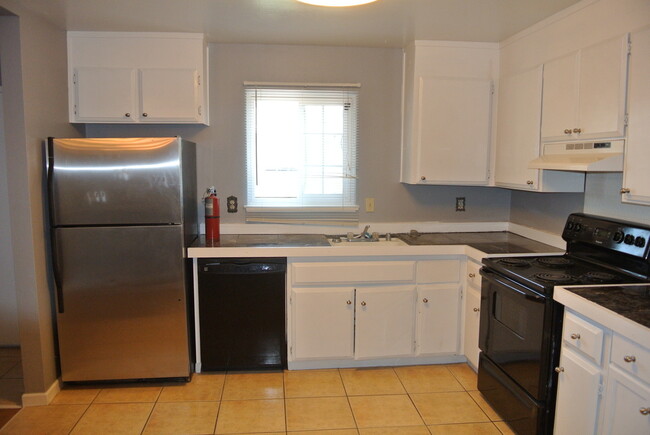 Building Photo - Adorable 2 bedroom, 1 bathroom In Pittsbur...
