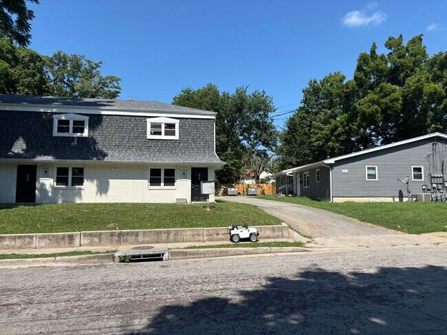 Building Photo - 713 N 6th St