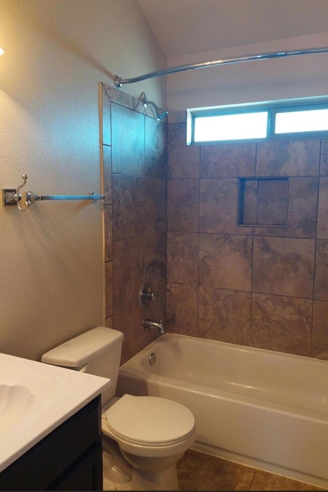 Building Photo - 3 bedroom 2 bathroom beautiful rental ! Available November