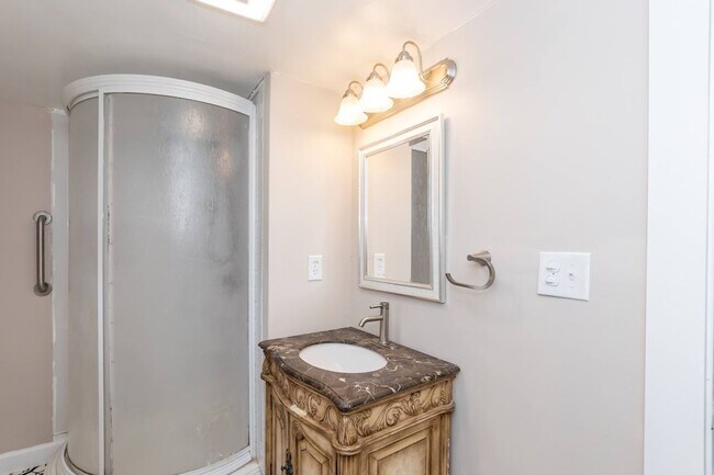Building Photo - Cute and Tranquil 2 bed/1bath near Elon