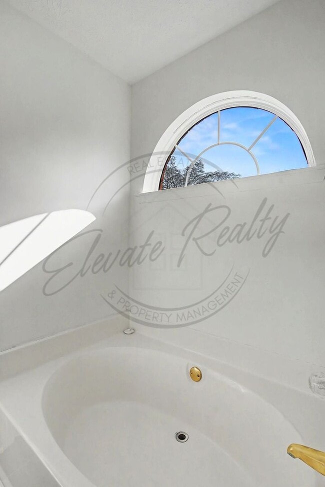 Building Photo - Three Bedroom Brick Home in Hendersonville!