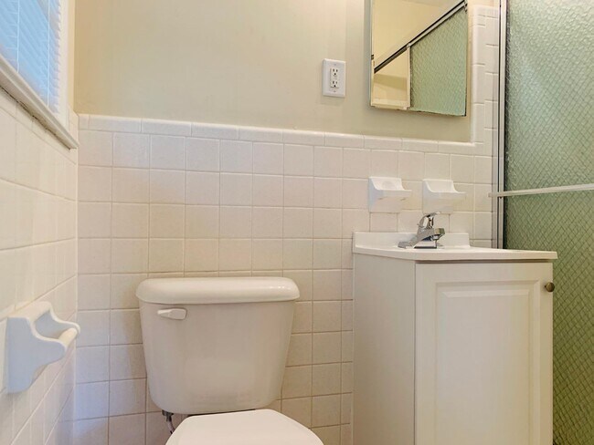 Building Photo - Wow, great location, newly renovated, 4 beds/2 bath, private fenced yard, sun room/office, must see!