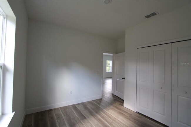 Building Photo - 9118 N Cortlandt Dr