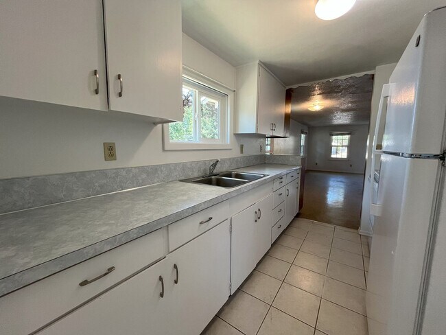 Building Photo - Charming 2-Bedroom Home with Open Living Space and Tile Flooring