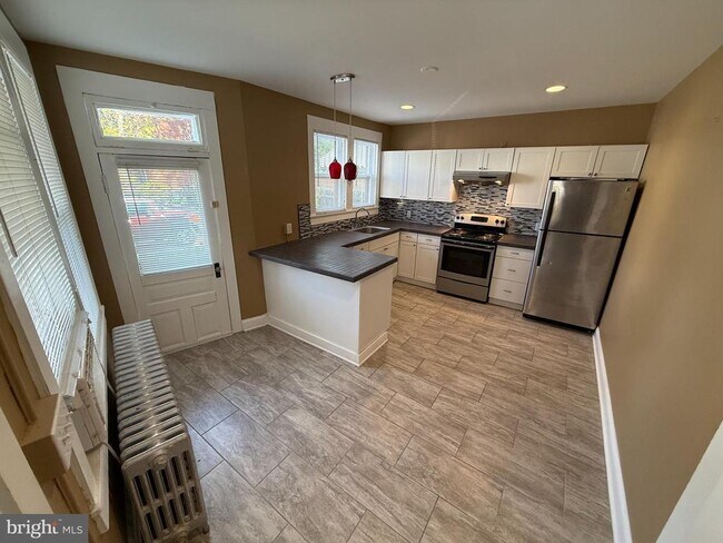 Building Photo - 214 Center St