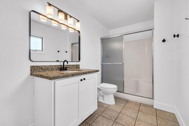 Building Photo - 6 bed/ 3.5 bath