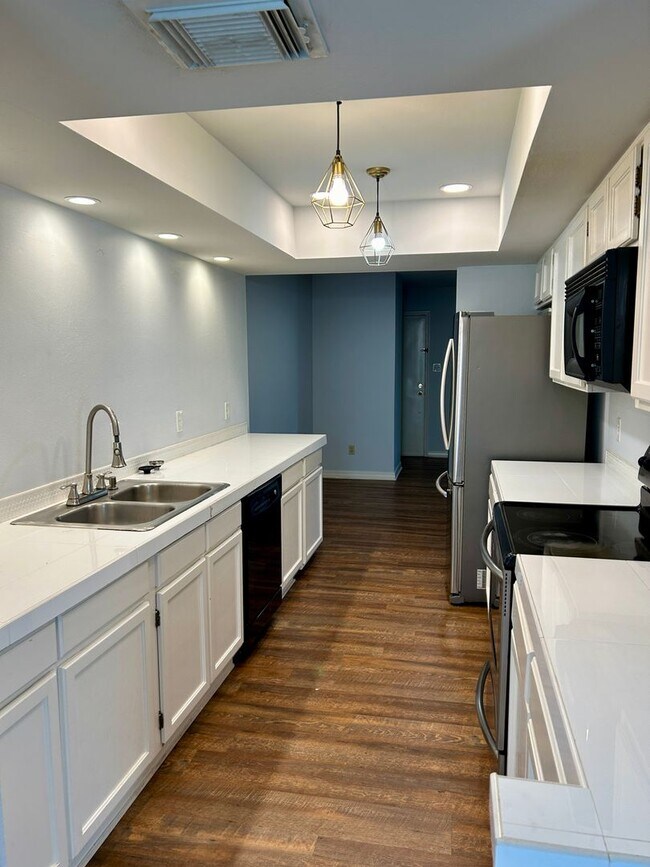 Building Photo - Youree Drive Townhouse
