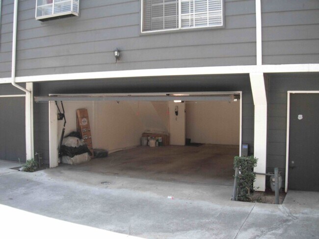 Building Photo - Refurbished Cape Cod Townhome – 2 Master B...