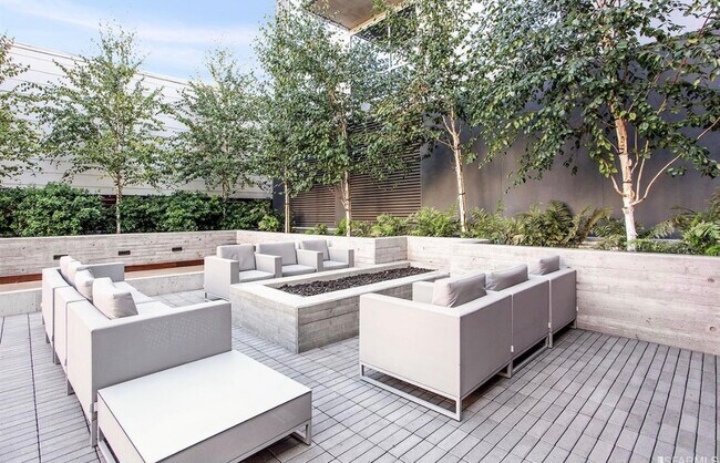 Shared Courtyard Firepit - 1788 Clay St