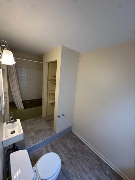 Building Photo - 506 S Walnut St