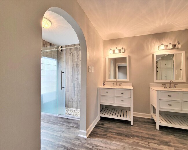 Building Photo - 13122 Waldemere Dr