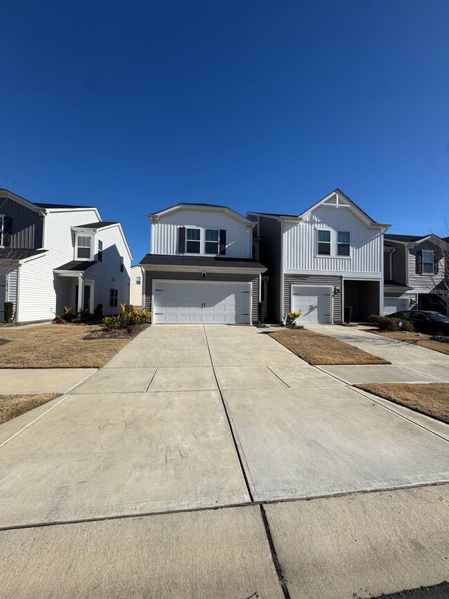 Building Photo - Beautiful 3BR 2.5 Townhouse w/ 2-Car Garage •  EV Plug • Quartz Island • End Unit in Charlotte