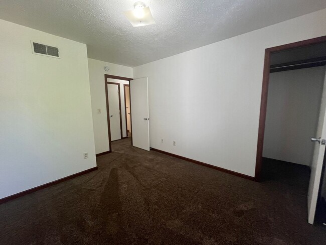 Building Photo - 519-E S Silverwood Lane