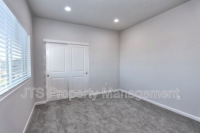 Building Photo - 5 Oak Manor Way